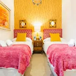 Colorful And Authentic Duplex In Appartement *